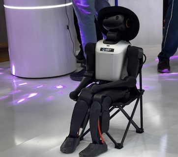 फैक्ट्री वर्कर है ये एआई रोबोट, कंप्रेसर में प्रेशर कम हो या पैनल में गड़बड़ी तुरंत होता है एक्टिव