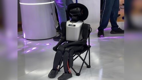 फैक्ट्री वर्कर है ये एआई रोबोट, कंप्रेसर में प्रेशर कम हो या पैनल में गड़बड़ी तुरंत होता है एक्टिव