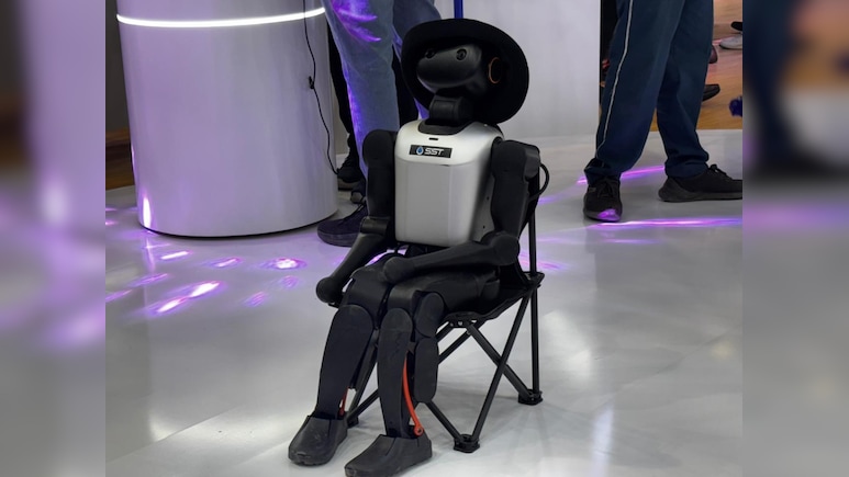 फैक्ट्री वर्कर है ये एआई रोबोट, कंप्रेसर में प्रेशर कम हो या पैनल में गड़बड़ी तुरंत होता है एक्टिव