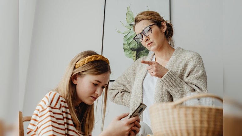 Parenting Tips: अगर बच्&zwj;चा बात-बात पर देता है उल्&zwj;टा जवाब, तो गुस्&zwj;से से नहीं बनेगी बात, ऐसे करें हैंडल