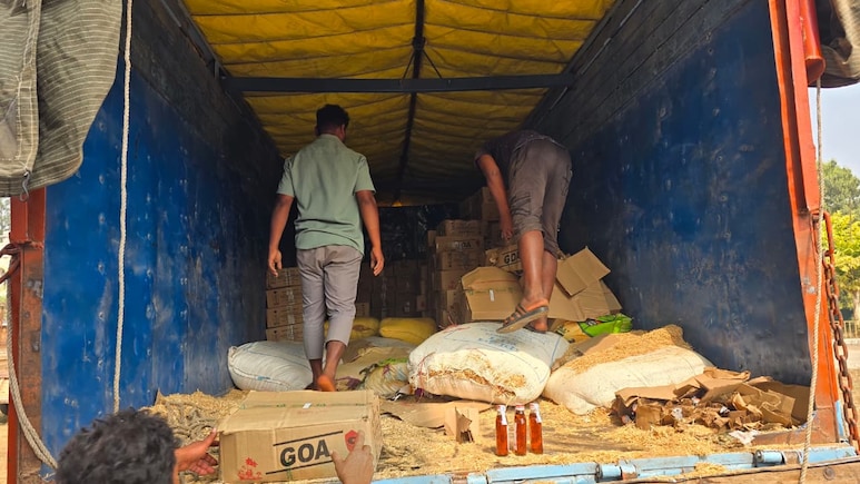 फर्जी नंबर प्लेट, आगे शराब और पीछे भूसा: फिल्मी स्टाइल में अवैध शराब की तस्करी, कुम्हाररास जंगल में ट्रक पकड़ाया