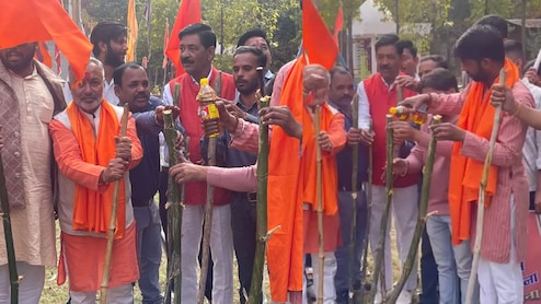 वैलेंटाइन डे 2026: शिवसेना कार्यकर्ताओं खोला मोर्चा, लट्ठ पूजन कर प्रेमी जोड़ों को दी यह चेतावनी