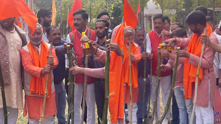 Valentine Day पर लट्ठ को पिलाया तेल, बोले- &lsquo;जहां मिलेंगे बाबू सोना, तोड़ देंगे कोना-कोना&rsquo;, करवा देंगे शादी