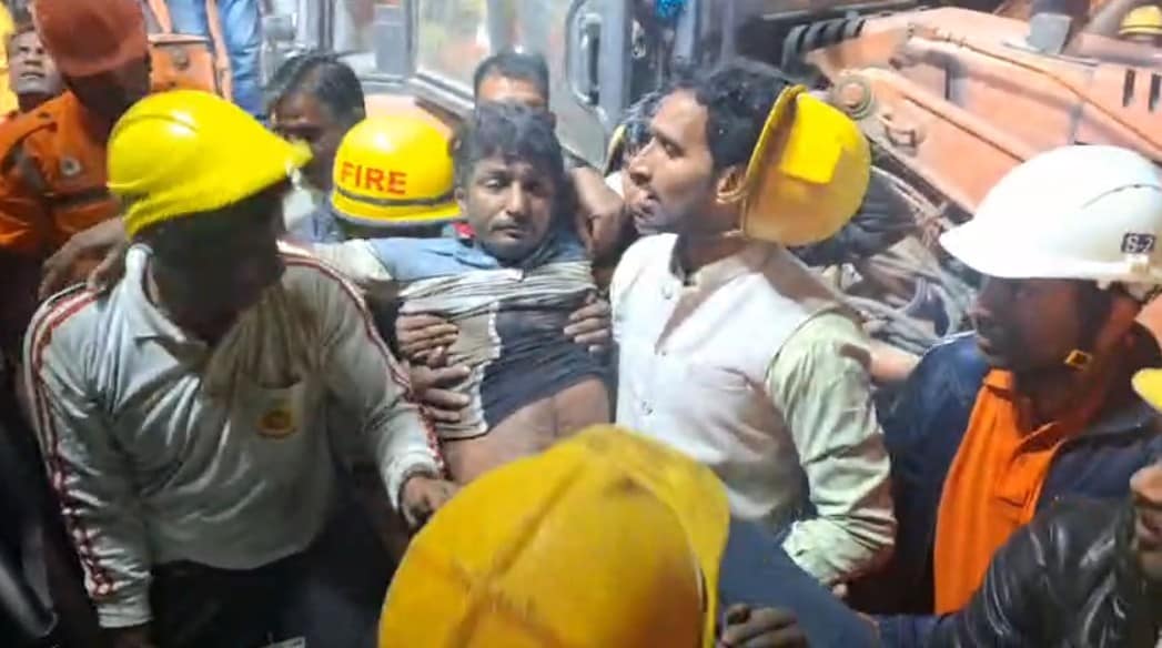 बचाव दल ने मलबे से एक युवक को जिंदा बाहर निकाला