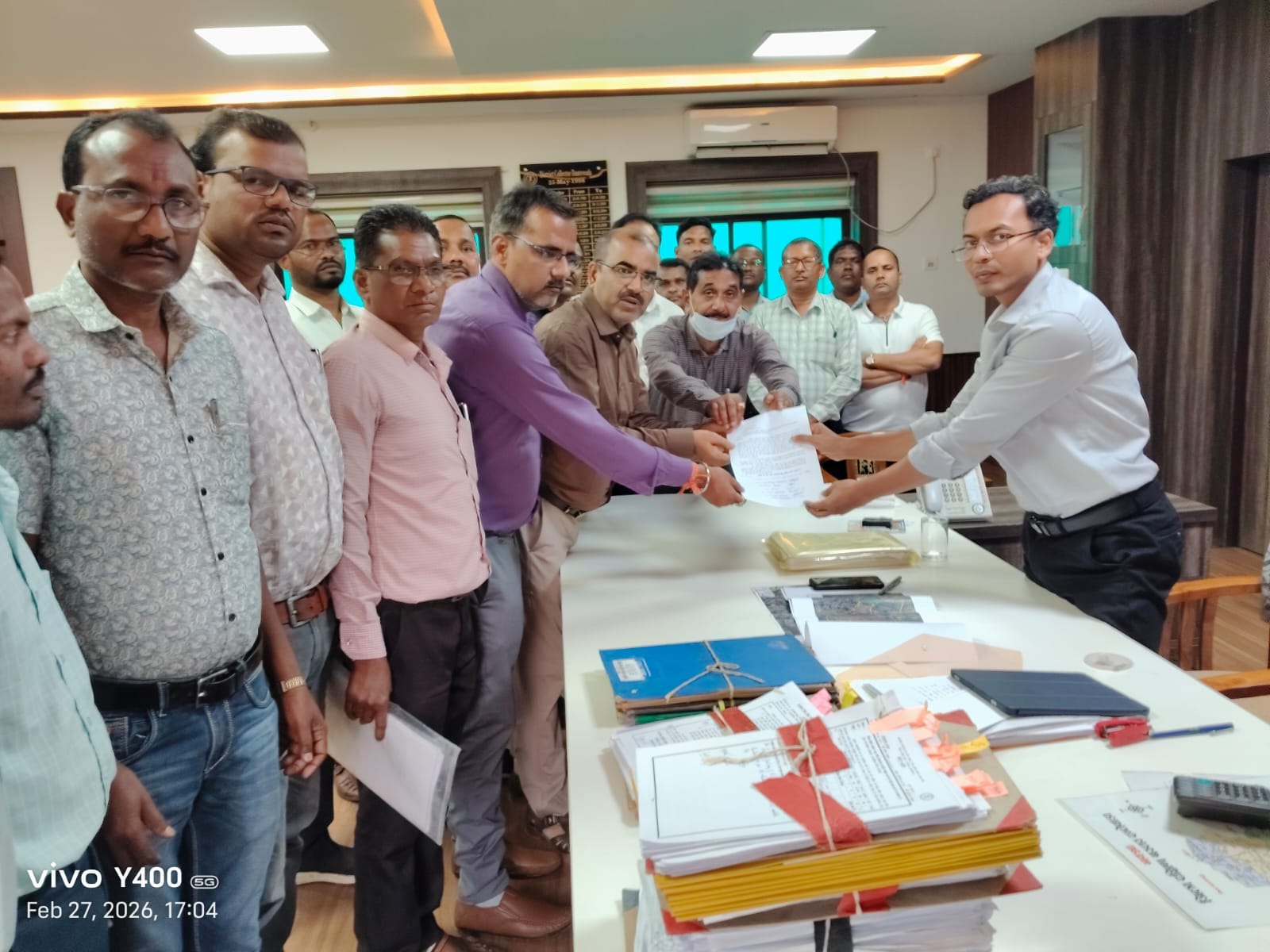 Dantewada News: शिकायत की कॉपी सौंपते हुए Dantewada News: शिकायत की कॉपी सौंपते हुए