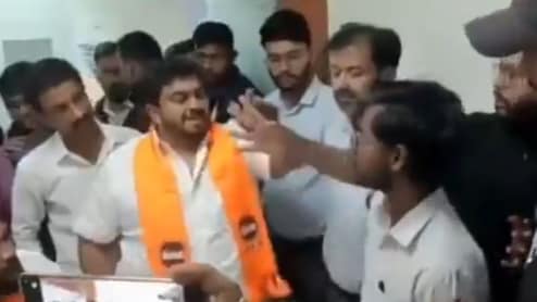 Nashik News : मराठी बोलण्यास शिक्षकाचा विरोध, मनसे कार्यकर्त्यांनी क्लासमध्ये केला राडा, पाहा काय घडले, VIDEO