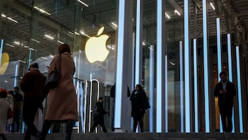 Apple Beats Tech Slump, Gains 1.8% As Investors Seek Safe Haven