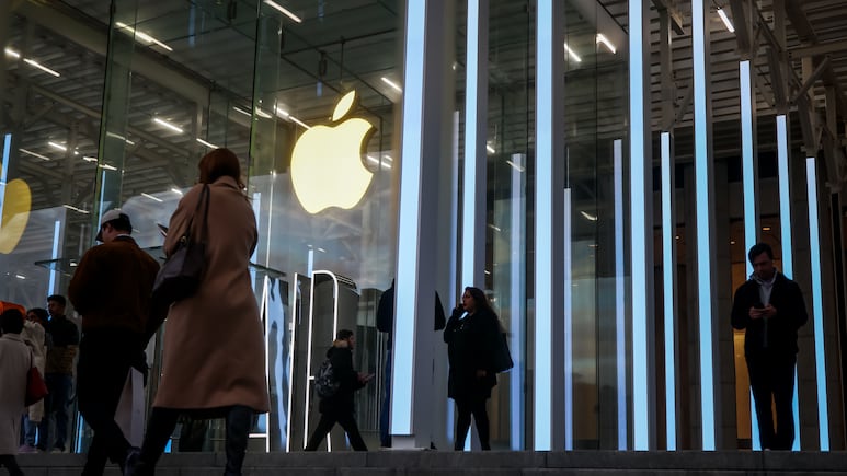 Apple Beats Tech Slump, Gains 1.8% As Investors Seek Safe Haven