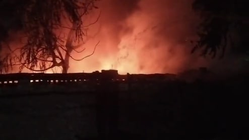 भिवाड़ी में कबाड़ के गोदाम में लगी आग, एक के बाद एक धमाकों से हड़कंप; घरों से बाहर निकले लोग