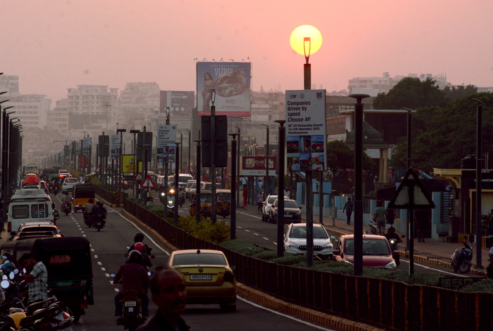 बारिश के बाद फिर चढ़ा पारा, दिल्ली NCR में मौसम का बदला मिजाज, जानें एक हफ्ते का वेदर अपडेट