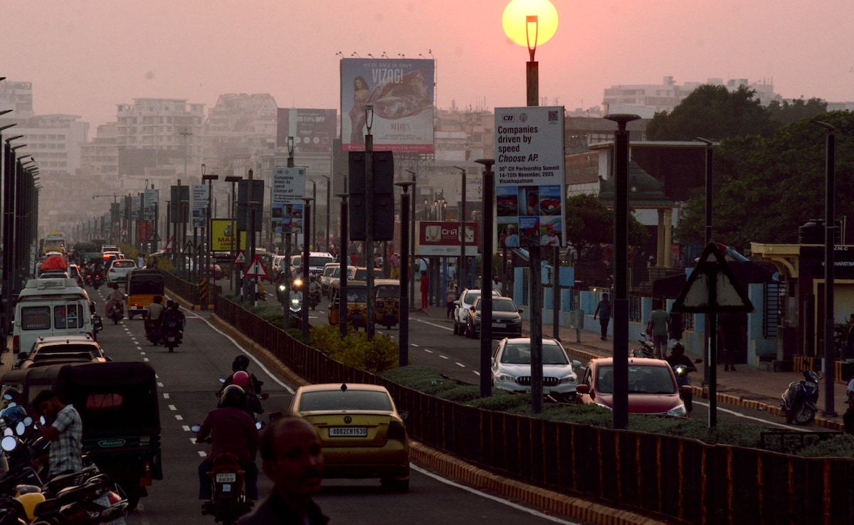 Delhi Weather: फरवरी में ही आएगा पसीना! दिल्ली NCR में बारिश के बाद फिर चढ़ने लगा पारा, जानें मौसम का हाल