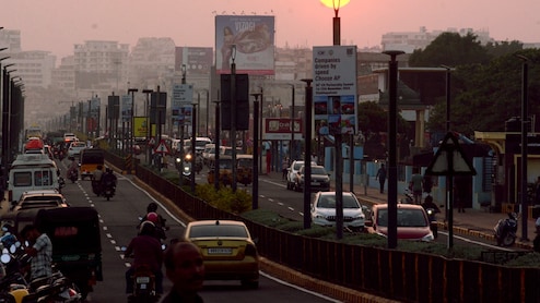 Delhi Weather: फरवरी में ही आएगा पसीना! दिल्ली NCR में बारिश के बाद फिर चढ़ने लगा पारा, जानें मौसम का हाल