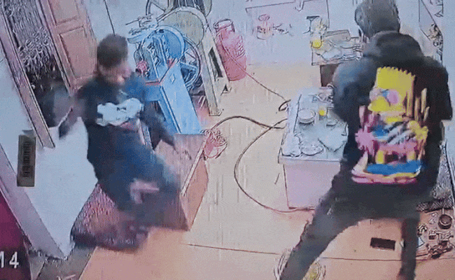 Rajasthan: मेड़ता में ज्वेलरी शोरूम को बदमाशों ने बनाया निशाना, जान बचाने के लिए सड़क पर दौड़ा मालिक; तोड़ा दम