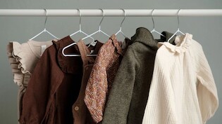 पुराने कपड़ों को ऑनलाइन बेचकर पैसे कमा सकते हैं आप, यहां जान लें पूरा प्रोसेस