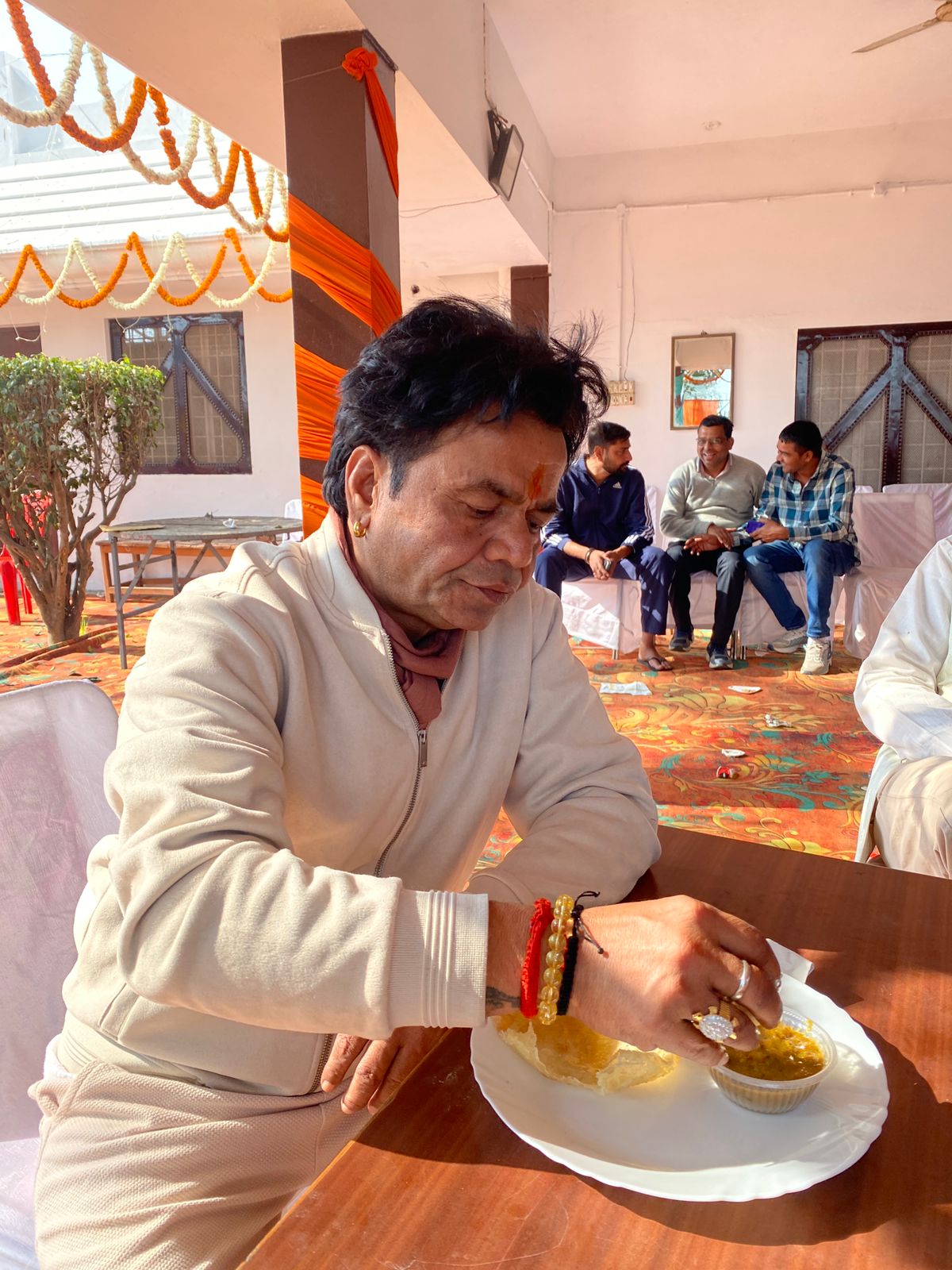 राजपाल यादव भतीजी की विदाई से पहले छोले-भटूरे खाते आए नजर, चेहरे पर कभी दिख रही थी खुशी तो कभी गम