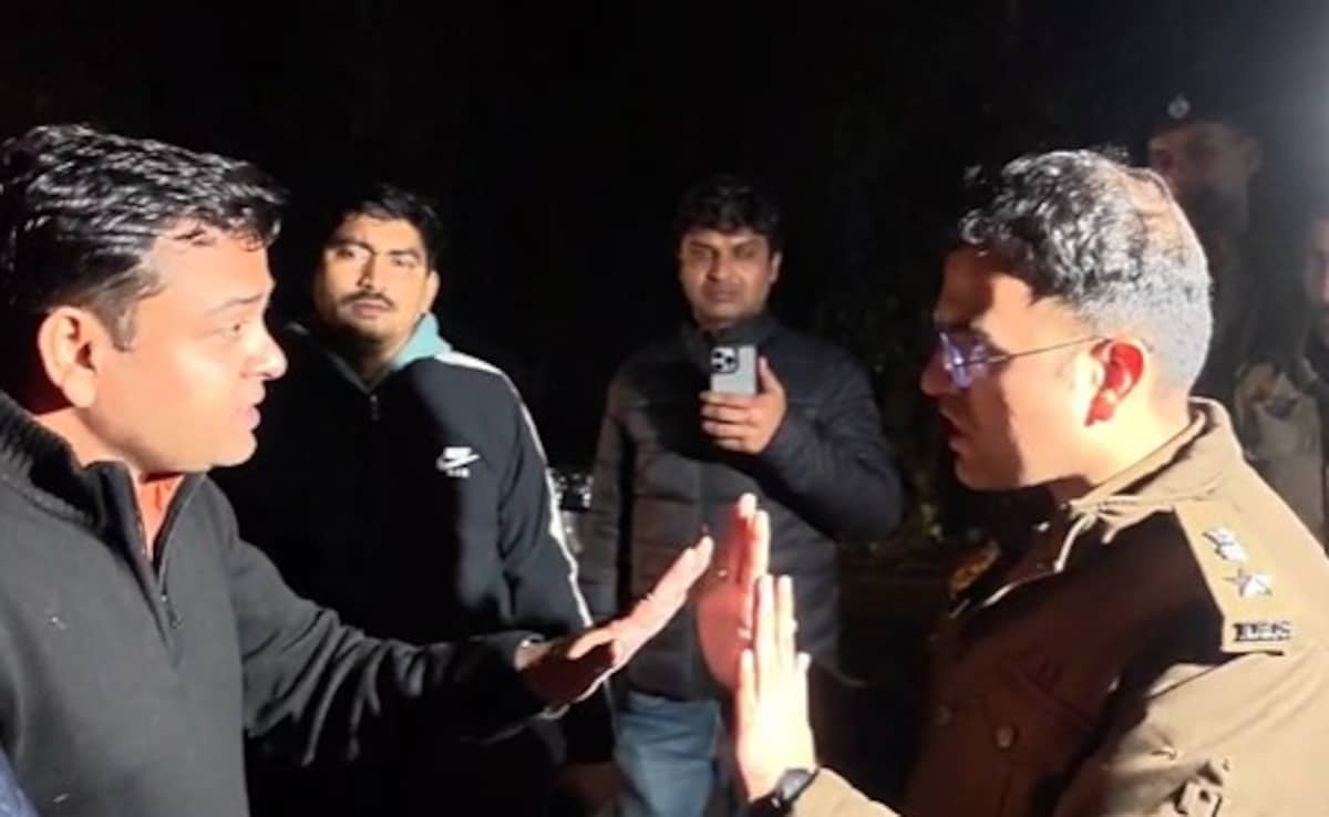 कमीज उतारकर प्रदर्शन करने वाले कांग्रेस कार्यकर्ताओं के लिए बीच सड़क भिड़ी दिल्ली और हिमाचल पुलिस