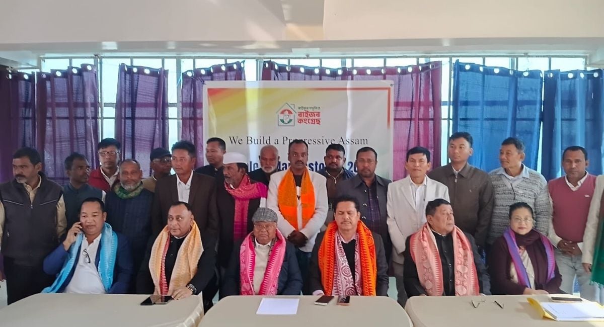 मीटिंग में असम कांग्रेस के पूर्व अध्यक्ष भूपेन बोरा 