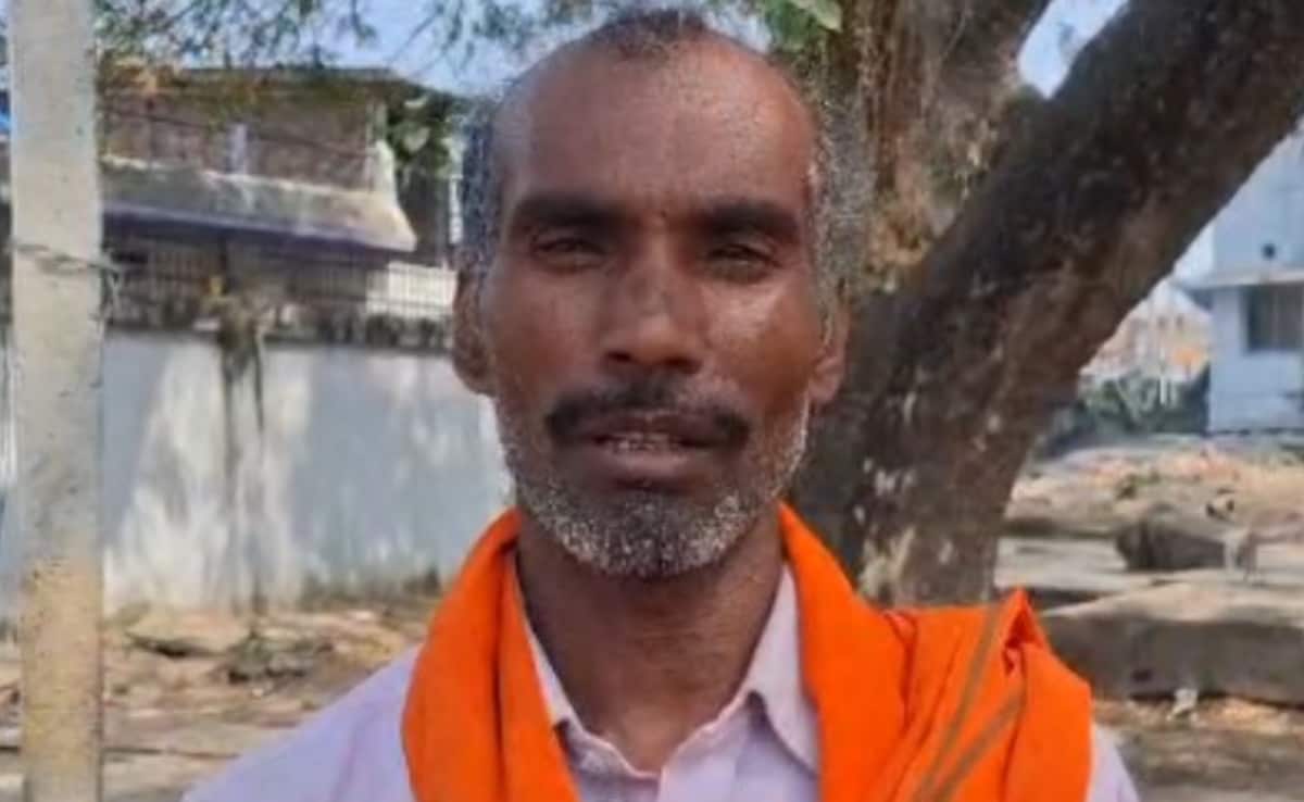 मृतक पवन के पिता.