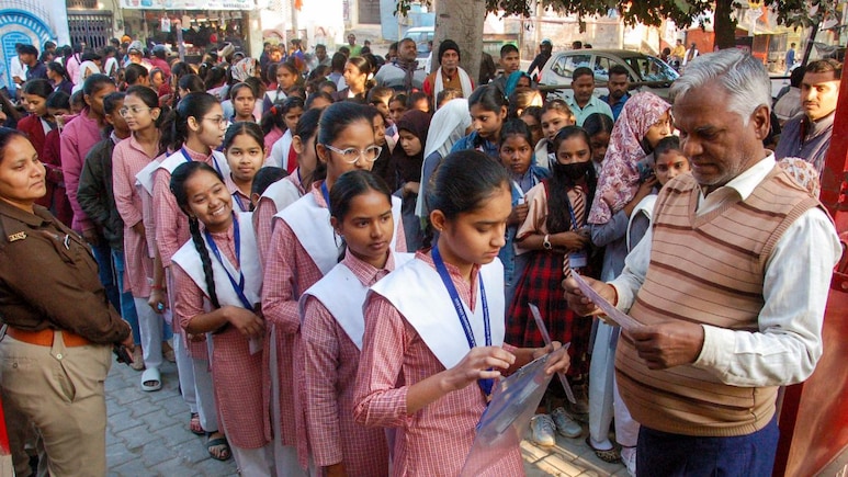 जिस मैथ्स के क्वेश्चन पेपर को देख घूमने लगा छात्रों का दिमाग, ये रहा उसका पूरा PDF
