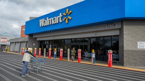 Walmart Joins $1 Trillion Club as Tech, Frugal Shoppers Fuel Gains