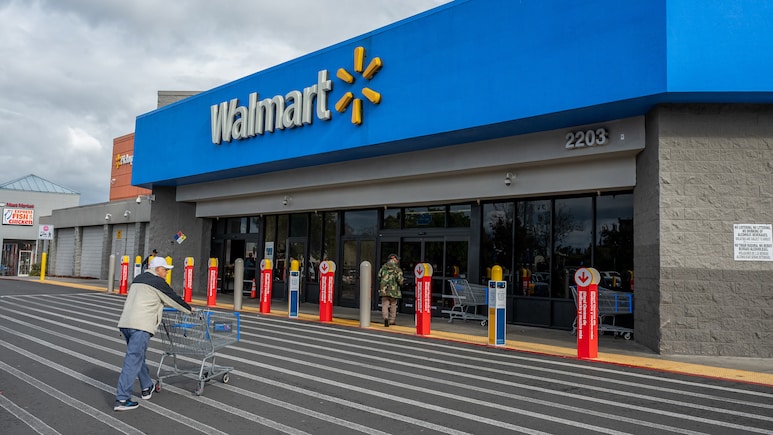 Walmart Joins $1 Trillion Club as Tech, Frugal Shoppers Fuel Gains