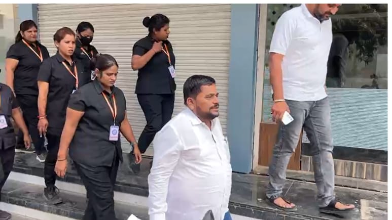 Beed News: बीडमध्ये बिल्डरला चक्क महिला बाऊन्सर्सचा पहारा! वाचा कुणाच्या दहशतीमधून घेतला निर्णय?