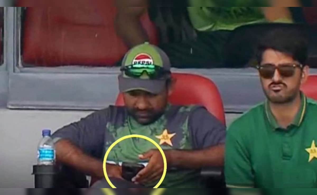 IND19 vs PAK19: सरफराज अहमद ने की चीटिंग? डगआउट में फोन का खुलेआम किया  इस्तेमाल, मचा बवाल