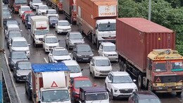 Kolhapur Traffic: मुंबई- पुणेनंतर आणखी एक महामार्ग ठप्प! ट्रक उलटल्याने वाहतूक खोळंबली; वाहनांच्या रांगा