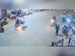 तेज रफ्तार का तांडव...रोहित शेट्टी की फिल्मों की तरह स्कूटी ने हवा में दिखाया कहर, CCTV में कैद हुआ खौफनाक मंजर