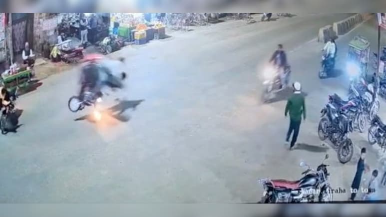 तेज रफ्तार का तांडव...रोहित शेट्टी की फिल्मों की तरह स्कूटी ने हवा में दिखाया कहर, CCTV में कैद हुआ खौफनाक मंजर
