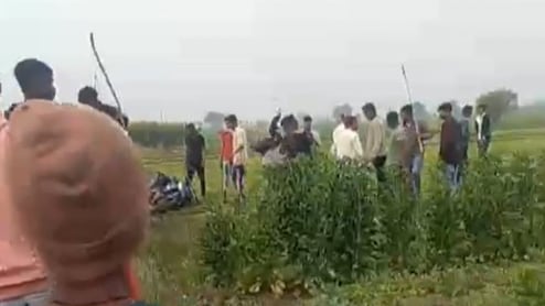 महिला के वेश में घूम रहे थे दो युवक, बच्चा चोरी की आशंका में ग्रामीणों ने कर दी धुनाई... पुलिस को बताई सच्चाई