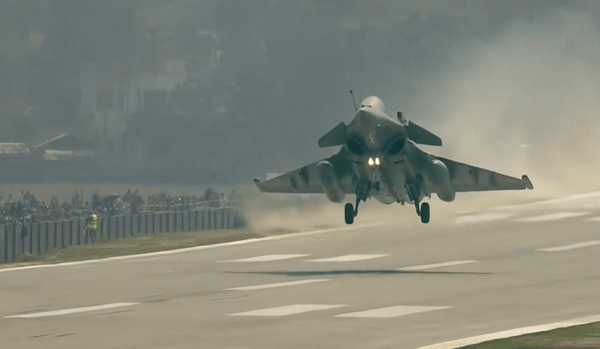 राफेल, सुखोई, तेजस... चीन के कान के पास भारत के धुरंधरों ने भरी दहाड़, तस्वीरों में देखें वायुसेना का शौर्य