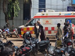 बीमार पिता को कंधे पर उठाकर अस्पताल में भटकता रहा बेटा, बंद लिफ्ट और गायब स्टाफ ने बढ़ाया दर्द