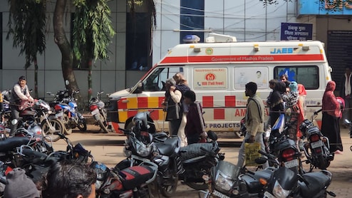 बीमार पिता को कंधे पर उठाकर अस्पताल में भटकता रहा बेटा, बंद लिफ्ट और गायब स्टाफ ने बढ़ाया दर्द