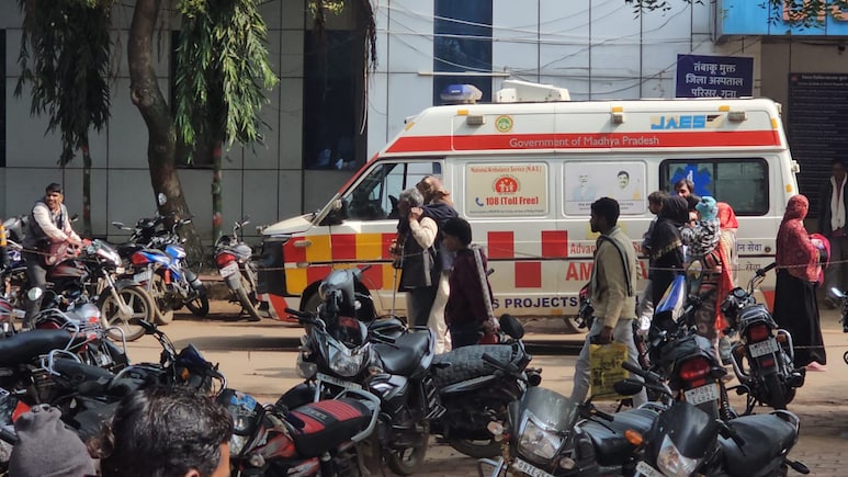 बीमार पिता को कंधे पर उठाकर अस्पताल में भटकता रहा बेटा, बंद लिफ्ट और गायब स्टाफ ने बढ़ाया दर्द