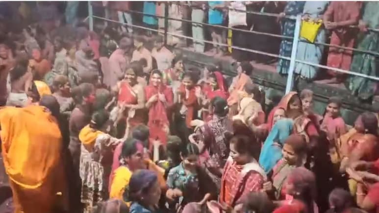 उज्जैन में फाग उत्सव शुरू,  मंदिरों में भक्तों ने भगवान संग गुलाल-फूलों से खेली होली, रंगों में सराबोर हुए श्रद्धालु