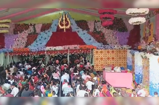 बंगाली फूलों से सजा खाटूधाम