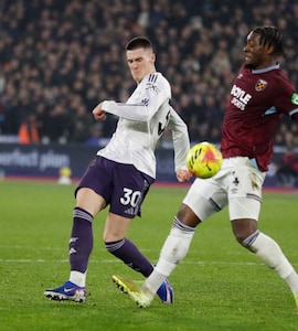 West Ham End Manchester Uniteds Winning Streak, Tottenham Hotspur Sink To 16th