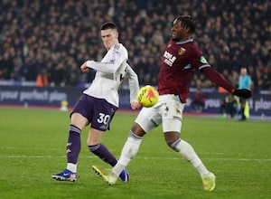 West Ham End Manchester Uniteds Winning Streak, Tottenham Hotspur Sink To 16th