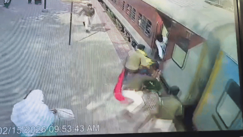 VIDEO: चलती ट्रेन में चढ़ने के दौरान गिरी महिला, प्लेटफॉर्म के बीच फंसी, RPF जवान ने ऐसे बचाई जान