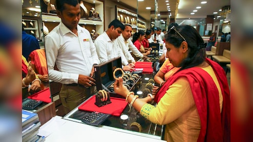 Gold Silver Prices: ₹1.60 लाख के नीचे आया सोना, चांदी ₹8,000 से ज्यादा सस्ती, चेक करें अपने शहर का ताजा रेट