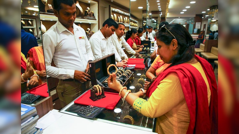 Gold Silver Prices: ₹1.60 लाख के नीचे आया सोना, चांदी ₹8,000 से ज्यादा सस्ती, चेक करें अपने शहर का ताजा रेट