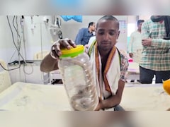 सांप ने काटा तो उसे पकड़कर अस्पताल पहुंचा युवक, बोला- 15 दिन से सपने में आ रहा था सांप, दूध मांग रहा था