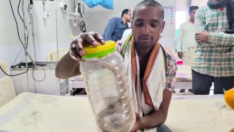 सांप ने काटा तो उसे पकड़कर अस्पताल पहुंचा युवक, बोला- 15 दिन से सपने में आ रहा था सांप, दूध मांग रहा था