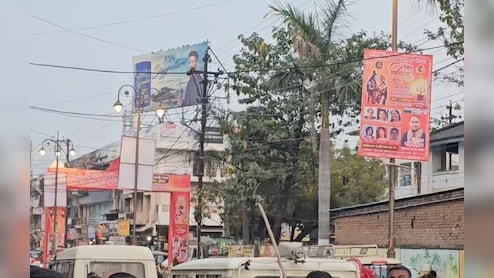 महाशिवरात्रि से पहले विवाद: शिव बारात के पोस्टर हटाने पर बवाल, कचरे में फेंकी भगवान की तस्वीरें