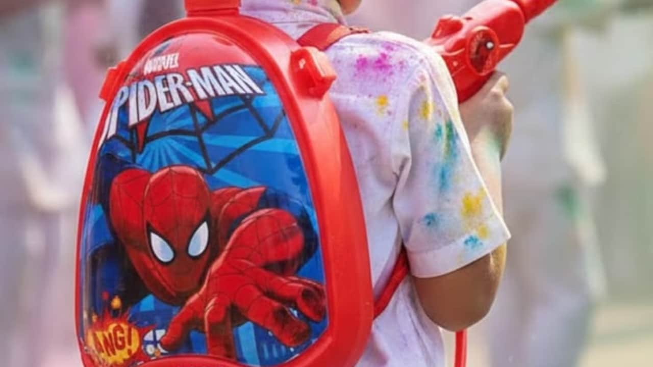 Children enjoying Holi with colourful big-tank pichkaris under ₹1,000 available on Amazon Children enjoying Holi with colourful big-tank pichkaris under ₹1,000 available on Amazon