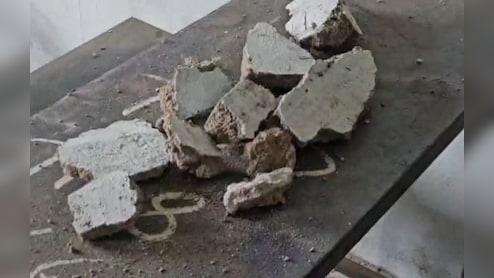 12वीं की परीक्षा के दौरान बड़ा हादसा! छात्र पर गिरा दीवार का प्लास्टर; सिर, कंधे और उंगलियों पर चोट