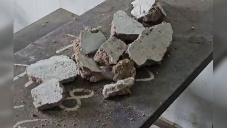 12वीं की परीक्षा के दौरान बड़ा हादसा! छात्र पर गिरा दीवार का प्लास्टर; सिर, कंधे और उंगलियों पर चोट