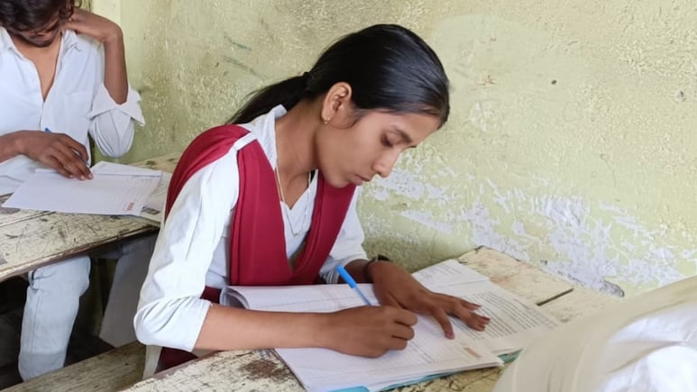 Bhandara News : घरात वडिलांचे पार्थिव, पण डोळ्यातील अश्रू पुसत लेक पोहोचली परीक्षा केंद्रावर