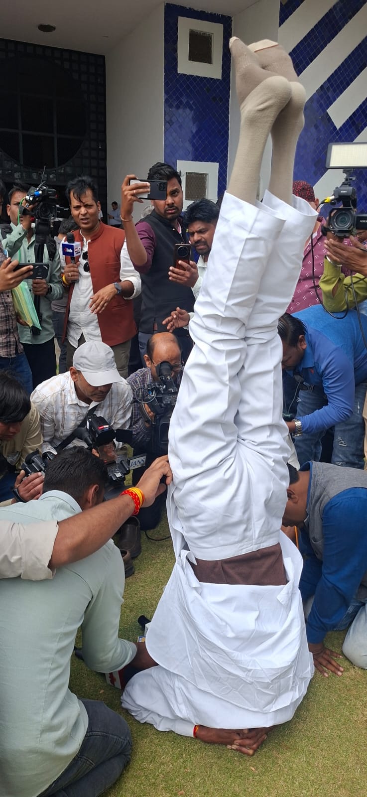 MP Vidhan Sabha: कांग्रेस विधायक का शीर्षासन MP Vidhan Sabha: कांग्रेस विधायक का शीर्षासन